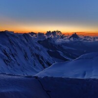 夕闇のマッターホルンを狙う写真家