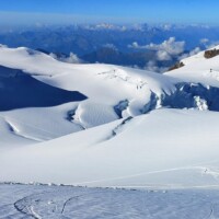グレンツ氷河に現れる数々のクレバス