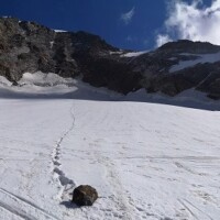 遠くの岩から転げ落ちたアルプスの破片